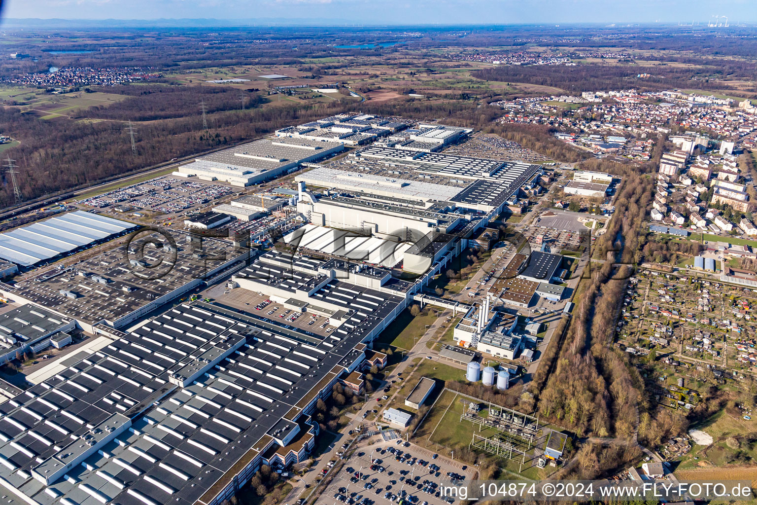 Luftaufnahme von Gebäude und Produktionshallen auf dem Fahrzeugbau- Werksgelände des Mercedes-Benz Werk Rastatt in Rastatt im Bundesland Baden-Württemberg, Deutschland