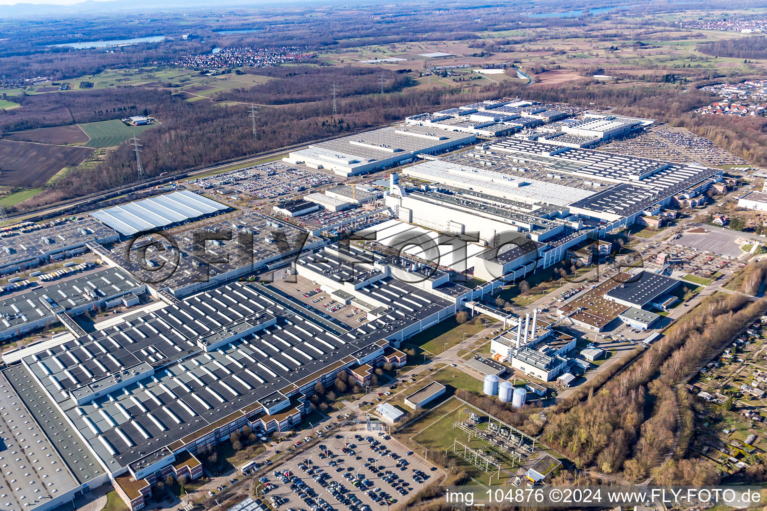 Schrägluftbild von Gebäude und Produktionshallen auf dem Fahrzeugbau- Werksgelände des Mercedes-Benz Werk Rastatt in Rastatt im Bundesland Baden-Württemberg, Deutschland
