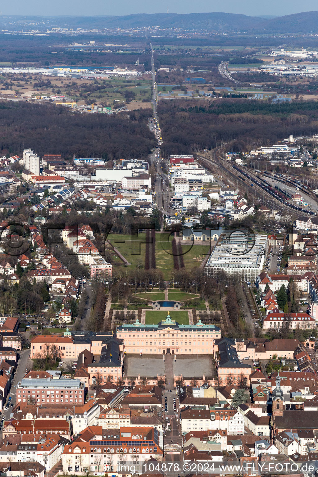 Gebäudekomplex im Schloßpark vom Residenzschloss Rastatt in Rastatt im Bundesland Baden-Württemberg, Deutschland