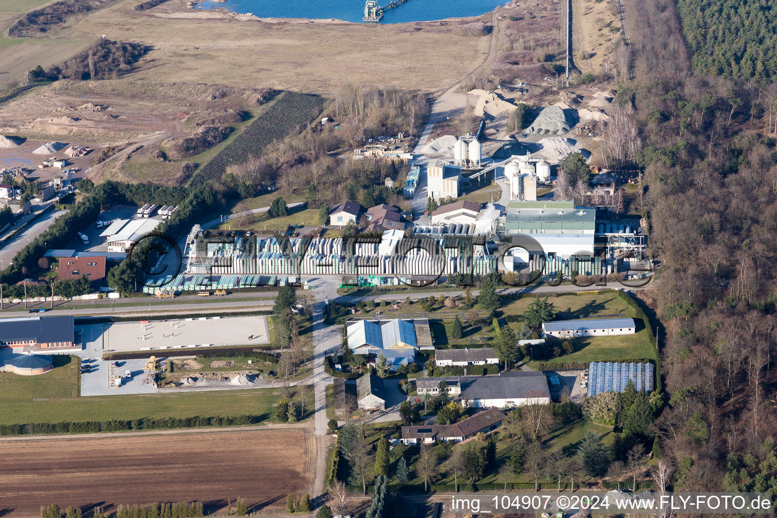 Beton- und Baustoffmischwerk der Heidelberger Kalksandstein GmbH in Durmersheim im Bundesland Baden-Württemberg, Deutschland