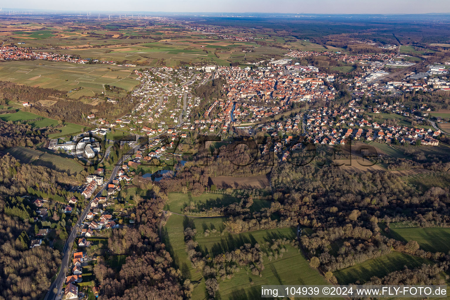 Ortsansicht der Straßen und Häuser der Wohngebiete in Wissembourg in Grand Est im Bundesland Bas-Rhin, Frankreich