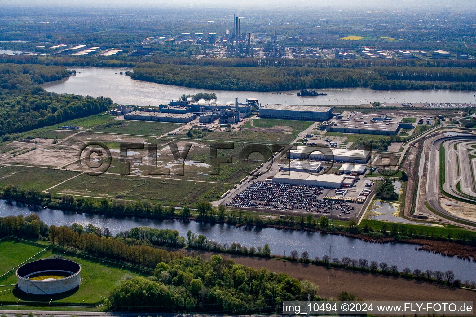 Luftbild von Industriegebiet Oberwald von Westen in Wörth am Rhein im Bundesland Rheinland-Pfalz, Deutschland