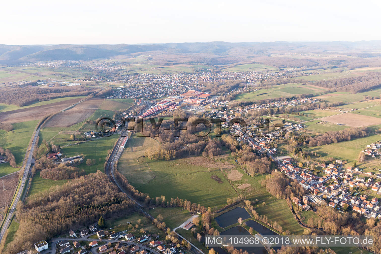 Drohnenbild von Reichshoffen im Bundesland Bas-Rhin, Frankreich