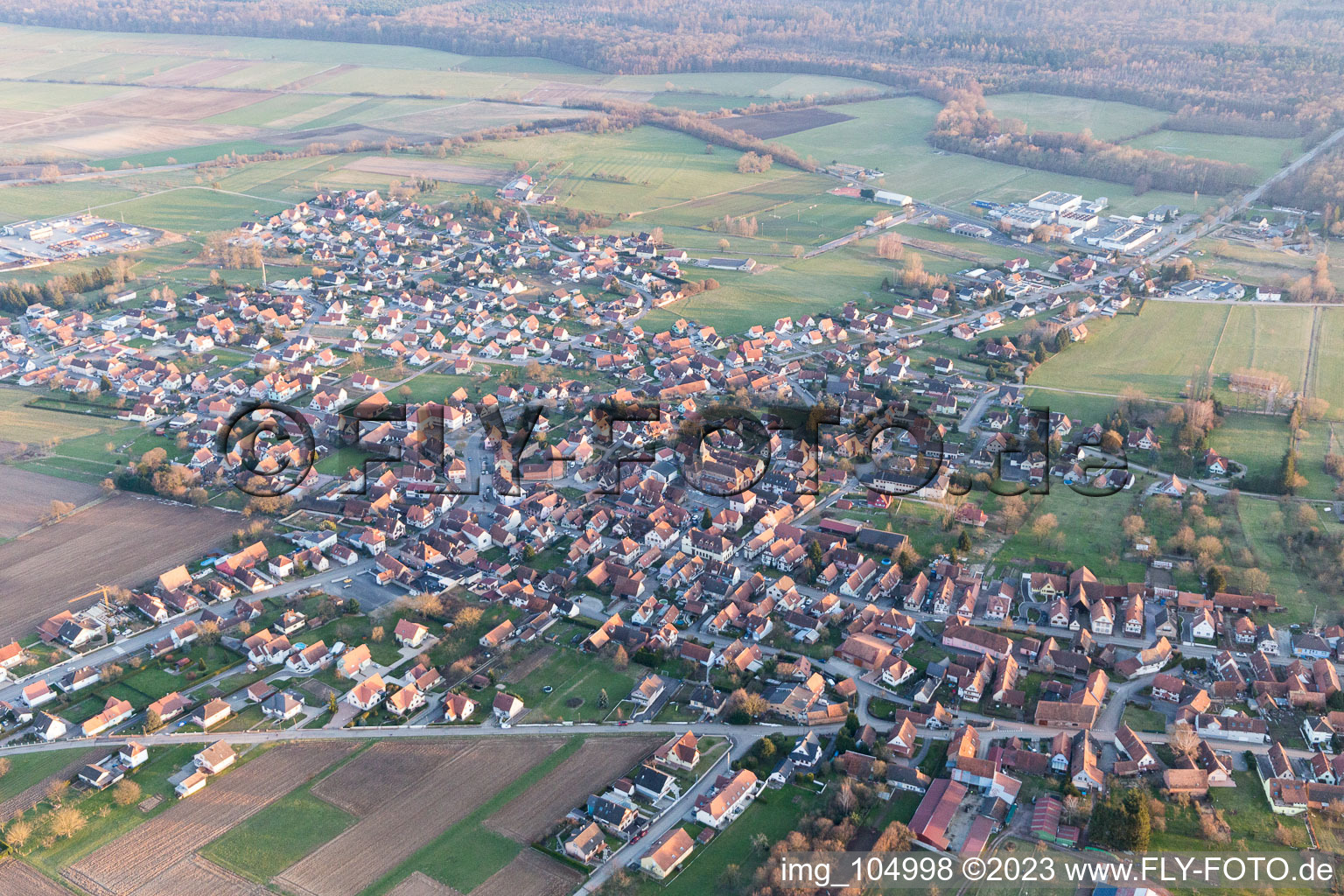 Drohnenbild von Surbourg im Bundesland Bas-Rhin, Frankreich
