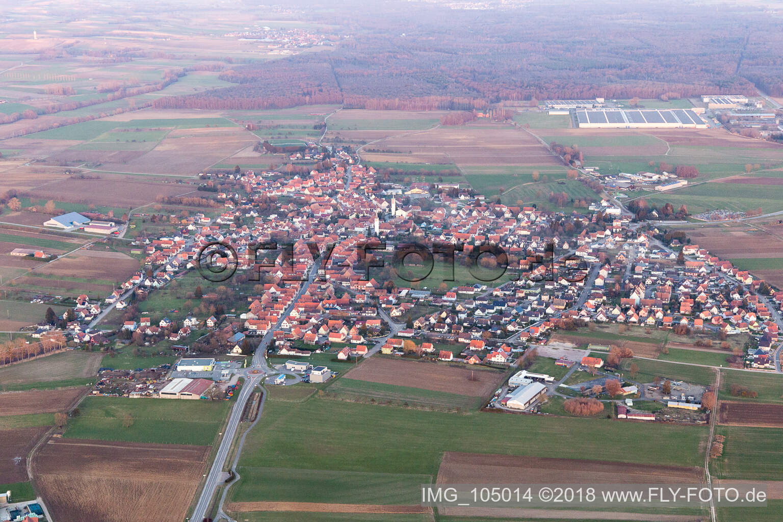 Drohnenbild von Hatten im Bundesland Bas-Rhin, Frankreich