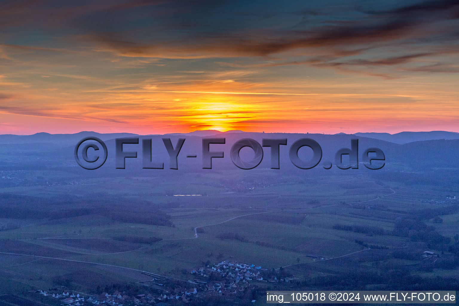 Sonnenuntergang über der Landschaft der Nord-Vogesen in Ingolsheim in Grand Est im Bundesland Bas-Rhin, Frankreich