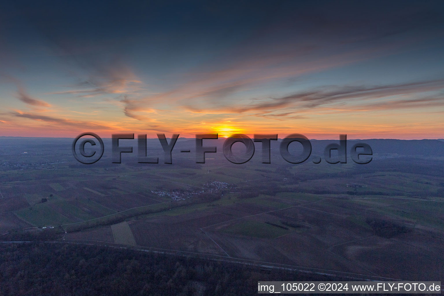 Sonnenuntergang über den Nord-Vogesen in Seebach im Bundesland Bas-Rhin, Frankreich