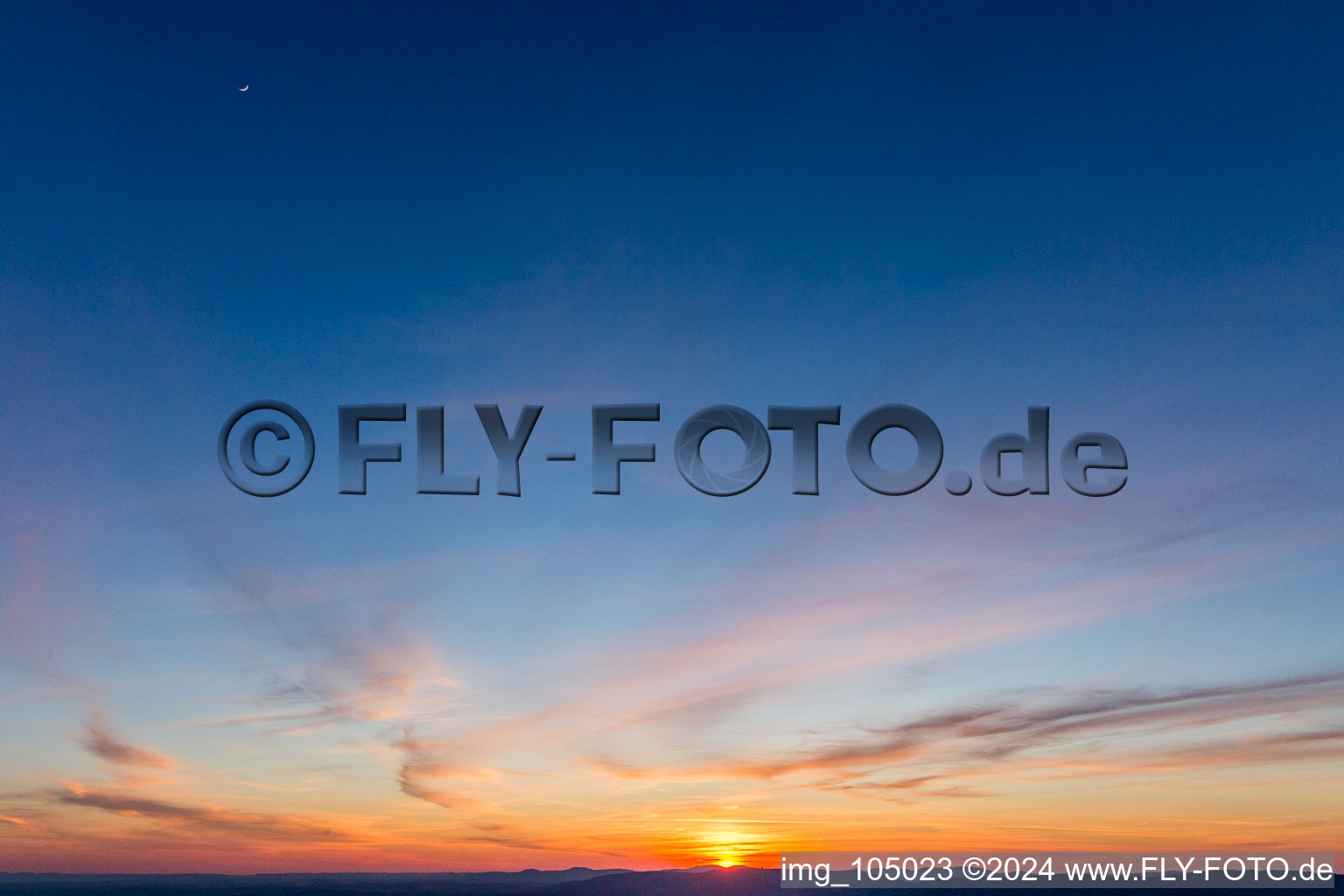 Luftbild von Sonnenuntergang über den Nord-Vogesen in Seebach im Bundesland Bas-Rhin, Frankreich