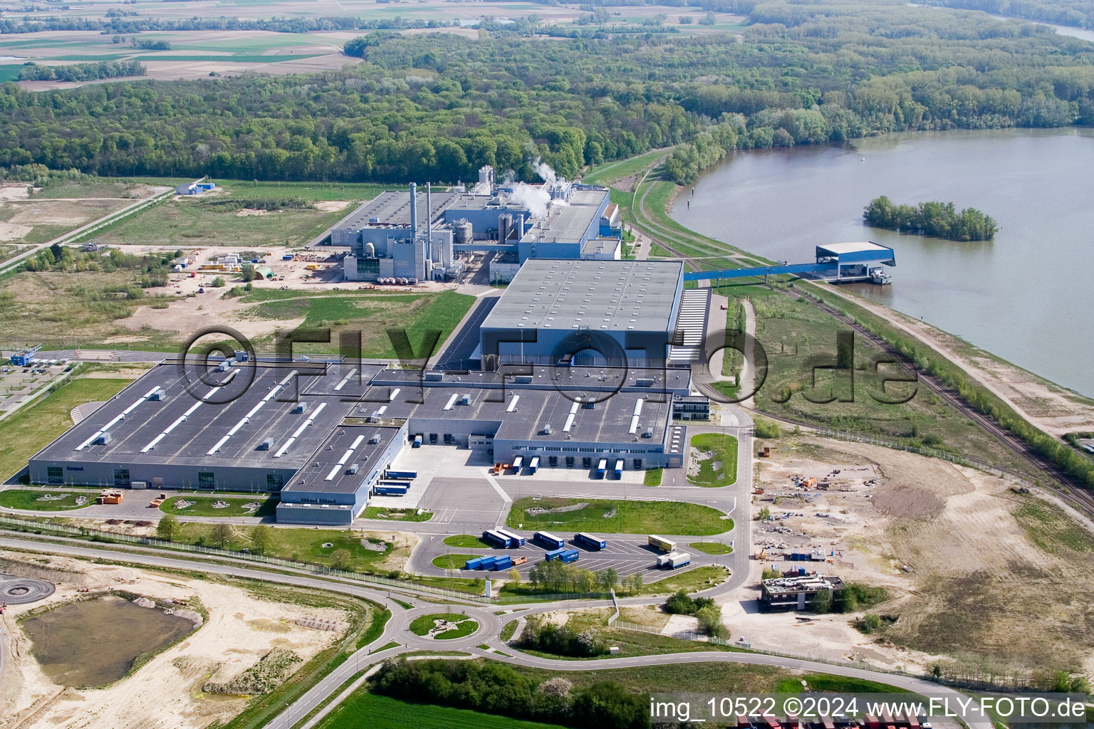 Schrägluftbild von Industriegebiet Oberwald, Papierfabrik Palm in Wörth am Rhein im Bundesland Rheinland-Pfalz, Deutschland