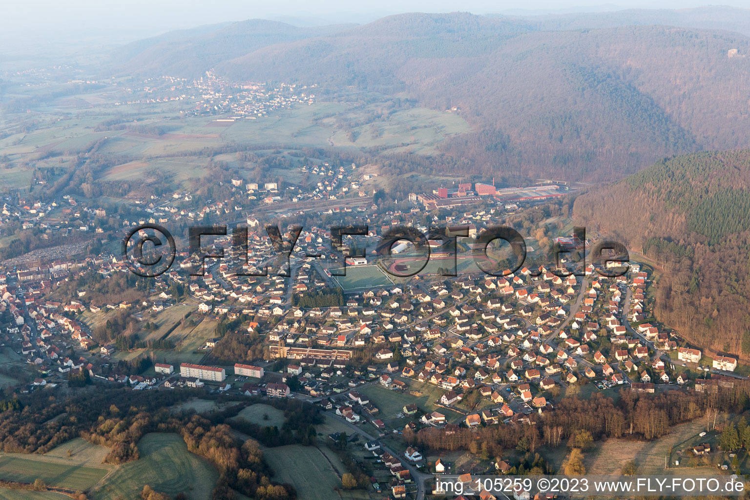Niederbronn-les-Bains im Bundesland Bas-Rhin, Frankreich aus der Luft betrachtet
