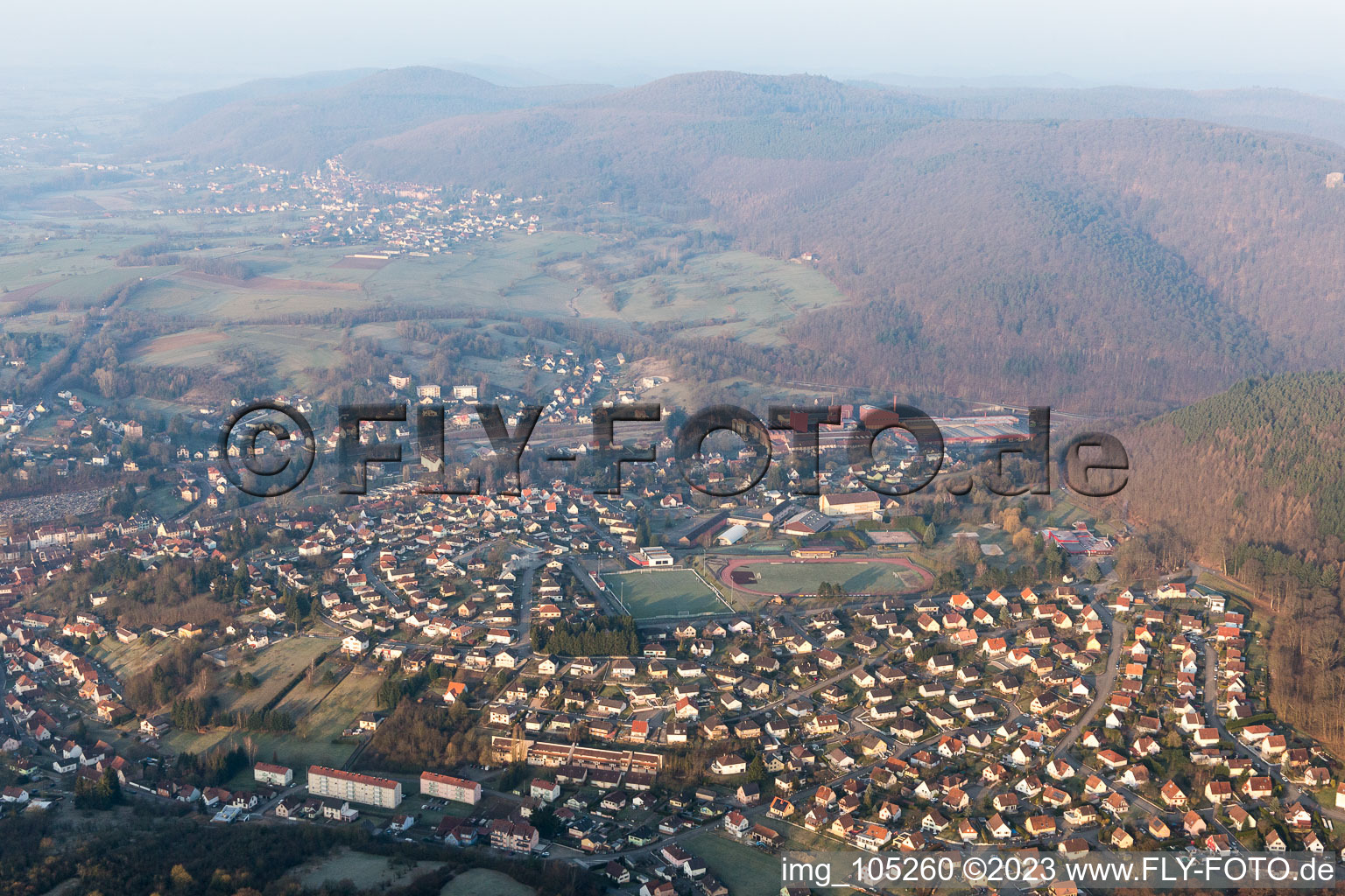 Drohnenaufname von Niederbronn-les-Bains im Bundesland Bas-Rhin, Frankreich