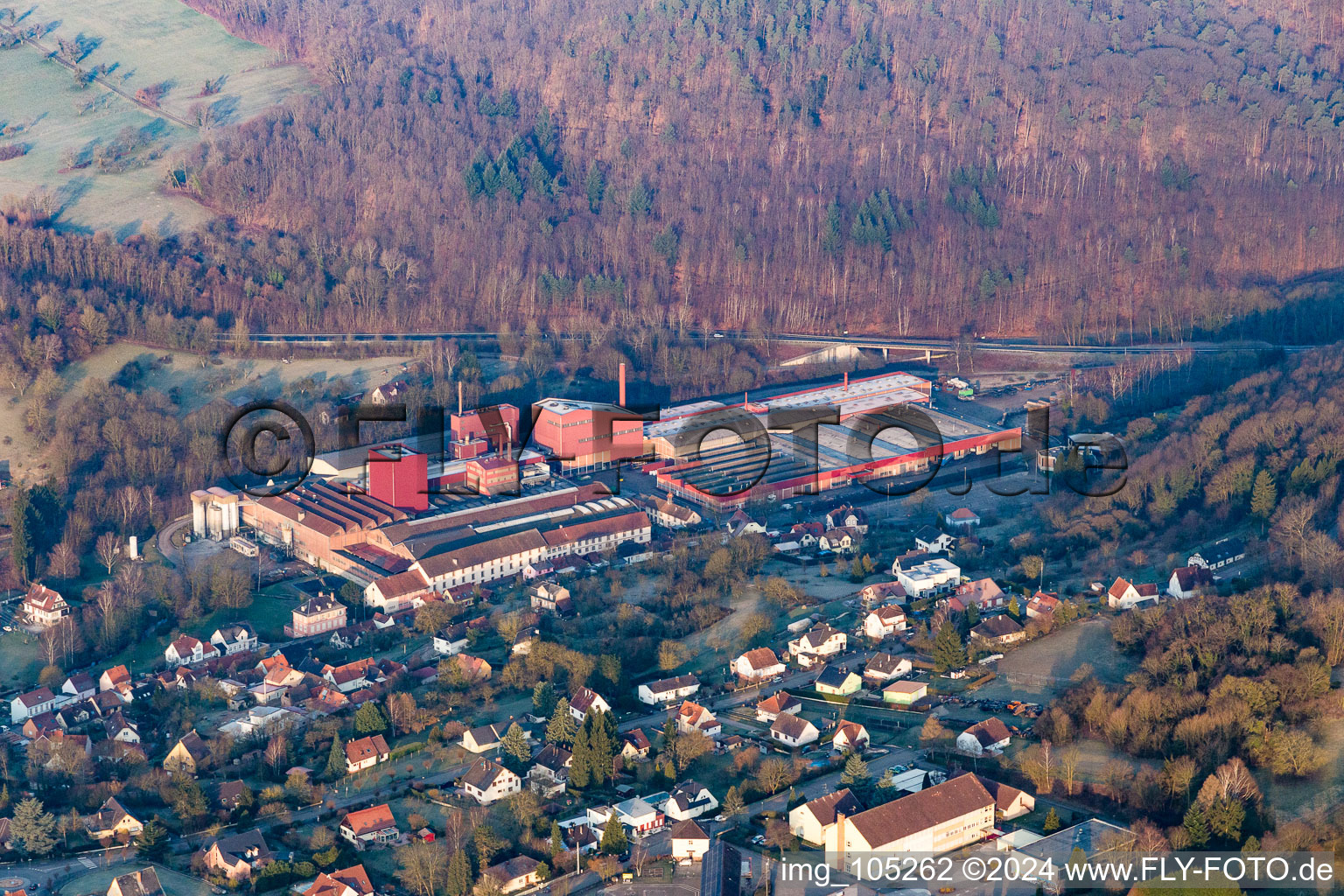 Gebäude und Produktionshallen auf dem Werksgelände der Giesserei FONDERIE DE NIEDERBRONN in Niederbronn-les-Bains in Grand Est im Bundesland Bas-Rhin, Frankreich