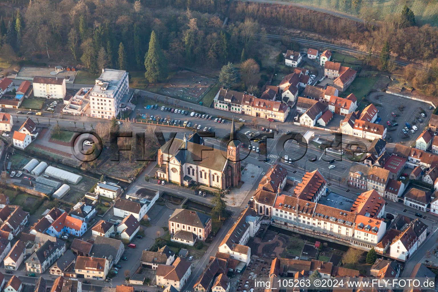 Luftbild von Gebäude und Produktionshallen auf dem Werksgelände der Giesserei FONDERIE DE NIEDERBRONN in Niederbronn-les-Bains in Grand Est im Bundesland Bas-Rhin, Frankreich