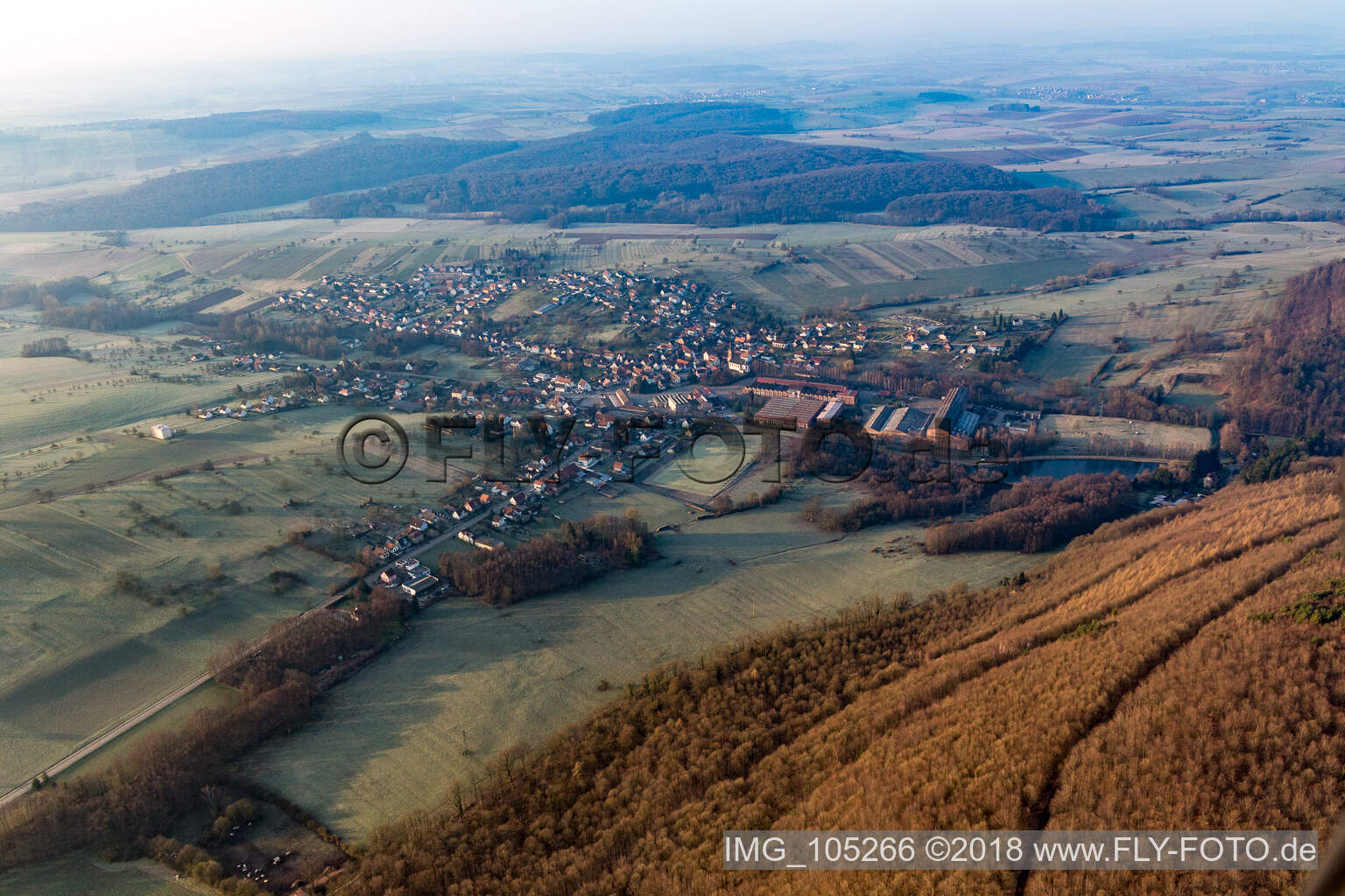 Zinswiller im Bundesland Bas-Rhin, Frankreich von oben gesehen