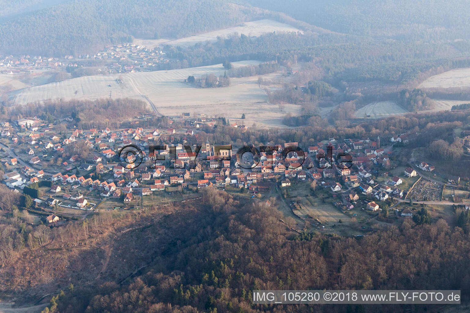 Lichtenberg, Burgruine des Château de Lichtenberg in den Nordvogesen im Bundesland Bas-Rhin, Frankreich aus der Luft