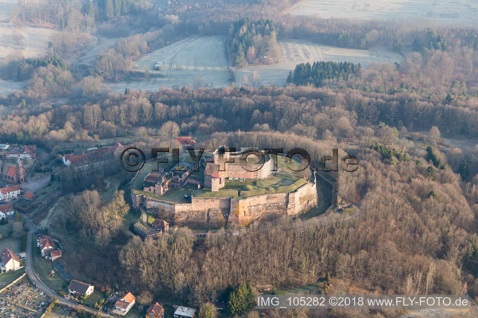 Lichtenberg, Burgruine des Château de Lichtenberg in den Nordvogesen im Bundesland Bas-Rhin, Frankreich vom Flugzeug aus
