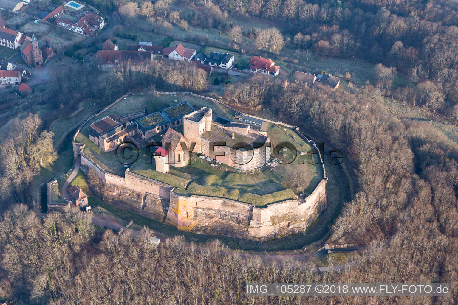 Drohnenaufname von Lichtenberg, Burgruine des Château de Lichtenberg in den Nordvogesen im Bundesland Bas-Rhin, Frankreich