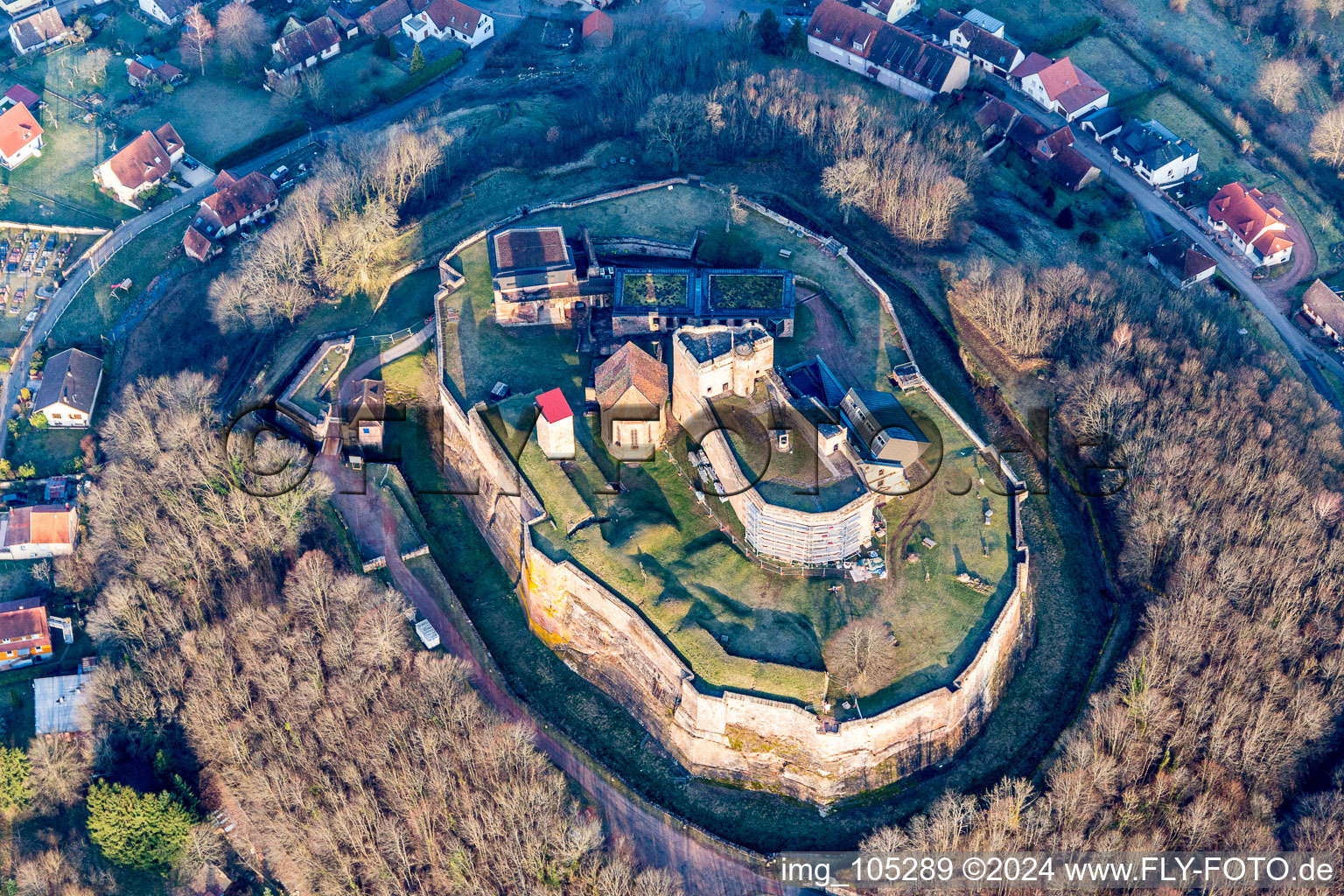 Burganlage der Veste Chateau Lichtenberg mit Freilichtbühne in Lichtenberg in Grand Est im Bundesland Bas-Rhin, Frankreich