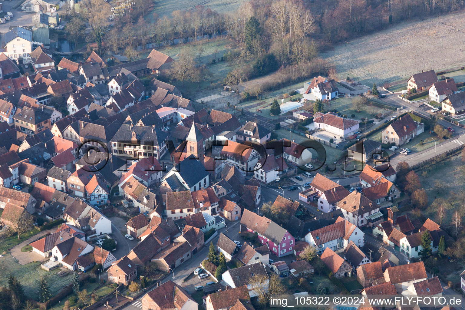 Luftbild von Gebäude der von einem Häuserring umgebenen lutherisch-protestantischen Wehrkirche im Dorfkern in Dossenheim-sur-Zinsel in Grand Est im Bundesland Bas-Rhin, Frankreich