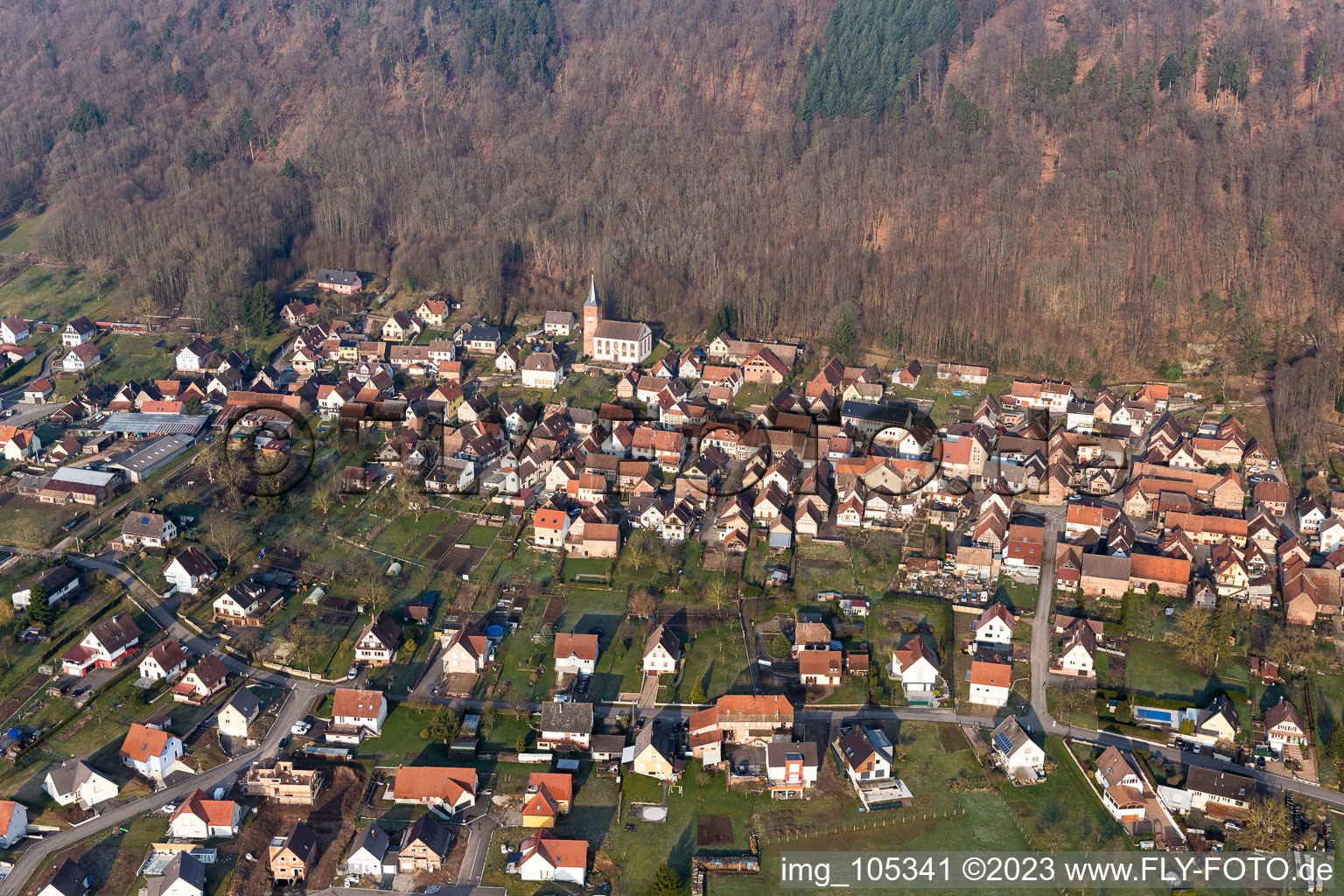 Luftaufnahme von Ernolsheim-lès-Saverne im Bundesland Bas-Rhin, Frankreich
