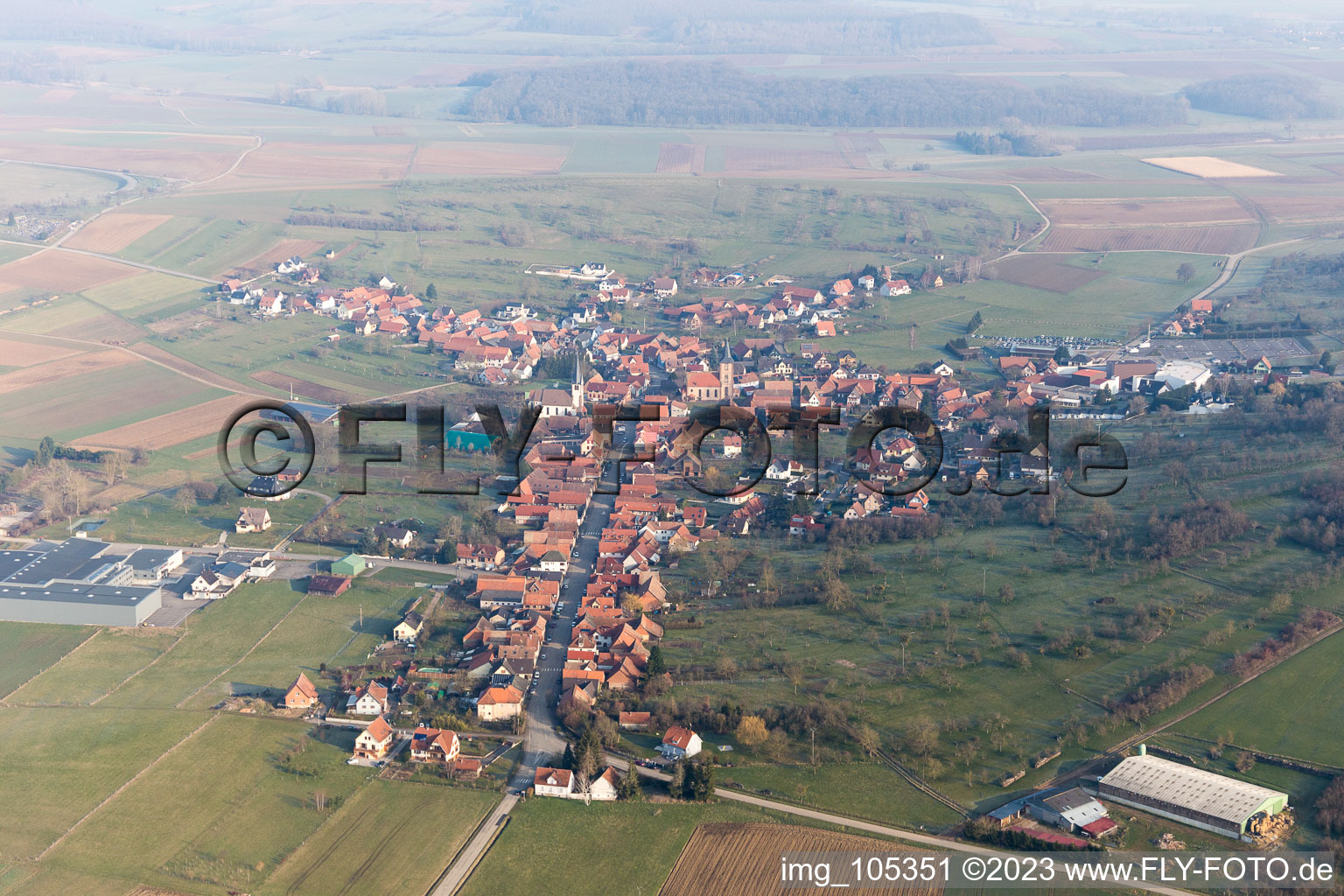 Luftaufnahme von Issenhausen im Bundesland Bas-Rhin, Frankreich