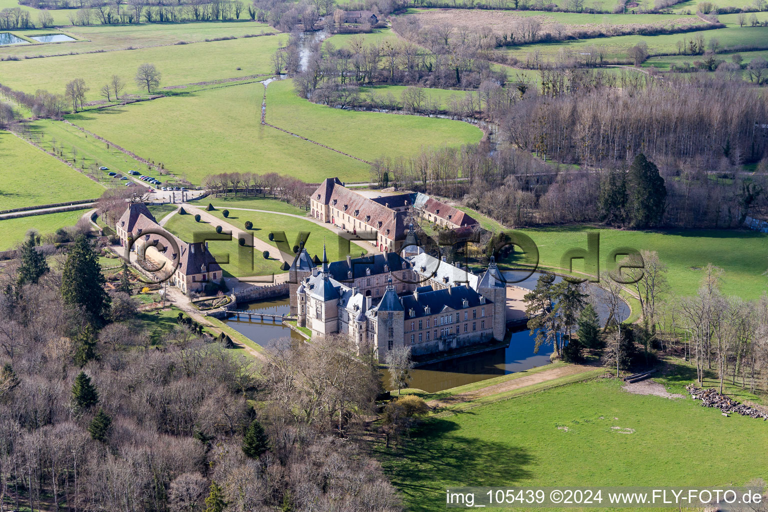 Gebäude und Schloßpark- Anlagen des Wasserschloß Sully in Sully in Bourgogne-Franche-Comte im Bundesland Saône-et-Loire, Frankreich