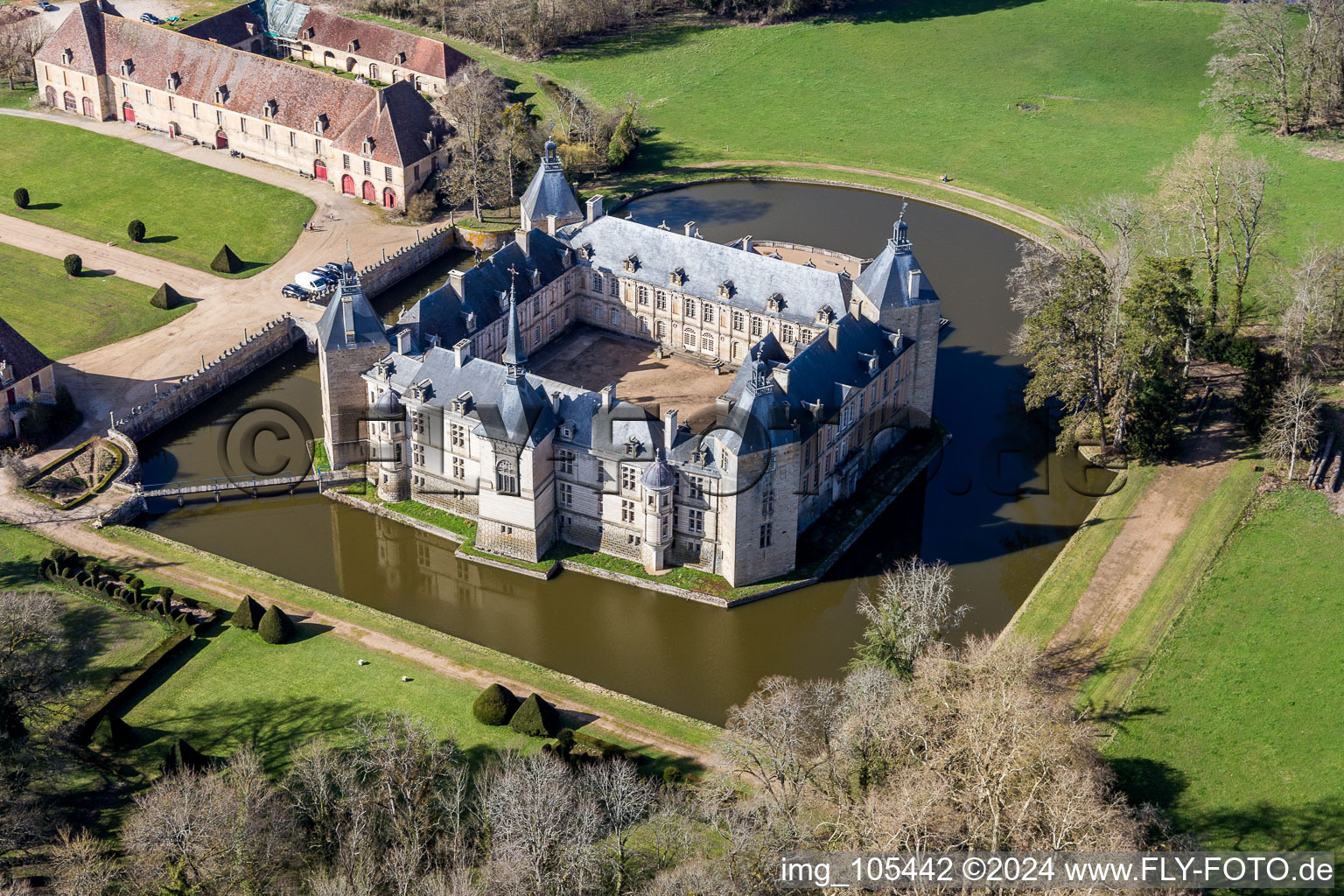 Luftaufnahme von Gebäude und Schloßpark- Anlagen des Wasserschloß Sully in Sully in Bourgogne-Franche-Comte im Bundesland Saône-et-Loire, Frankreich