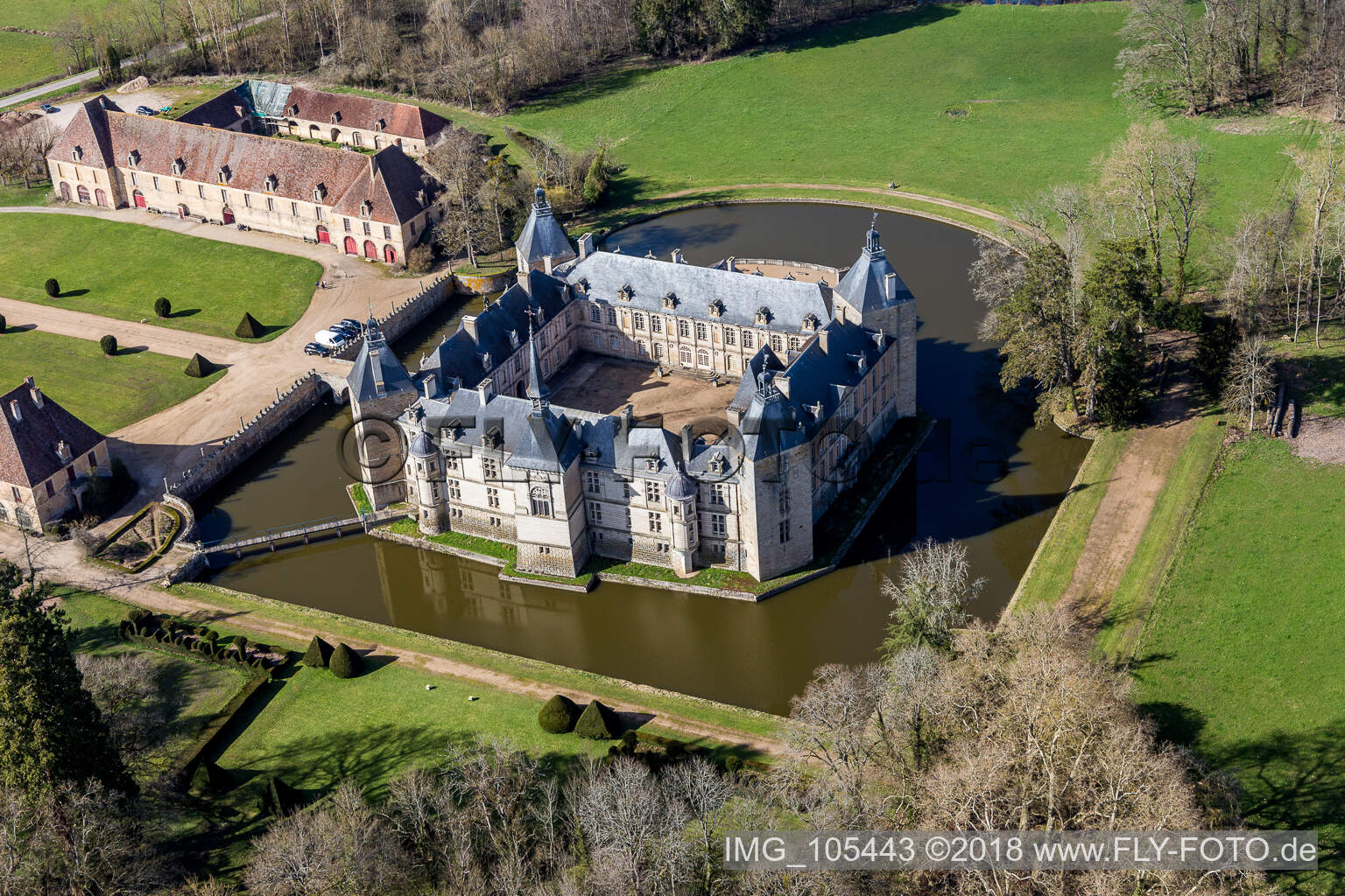 Luftaufnahme von Sully, Wasserschloss Château Sully im Burgund im Bundesland Saône-et-Loire, Frankreich