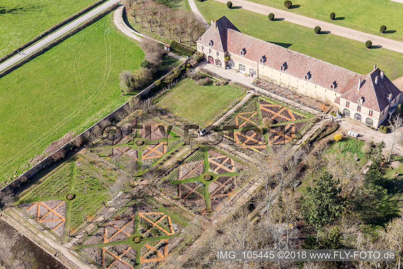 Schrägluftbild von Sully, Wasserschloss Château Sully im Burgund im Bundesland Saône-et-Loire, Frankreich