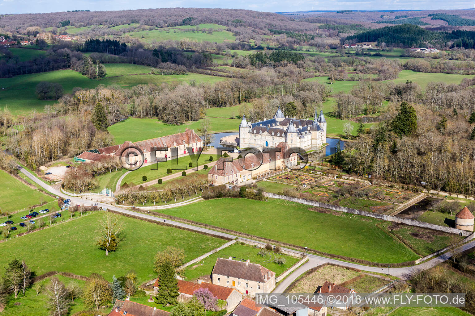 Sully, Wasserschloss Château Sully im Burgund im Bundesland Saône-et-Loire, Frankreich von oben