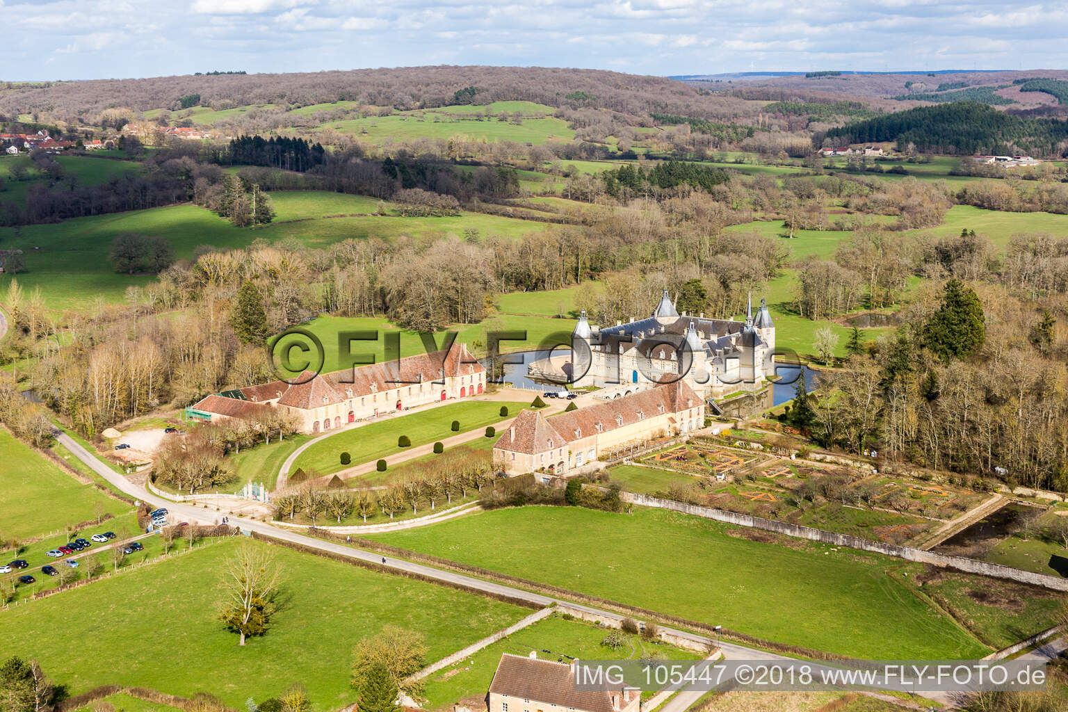Sully, Wasserschloss Château Sully im Burgund im Bundesland Saône-et-Loire, Frankreich aus der Luft