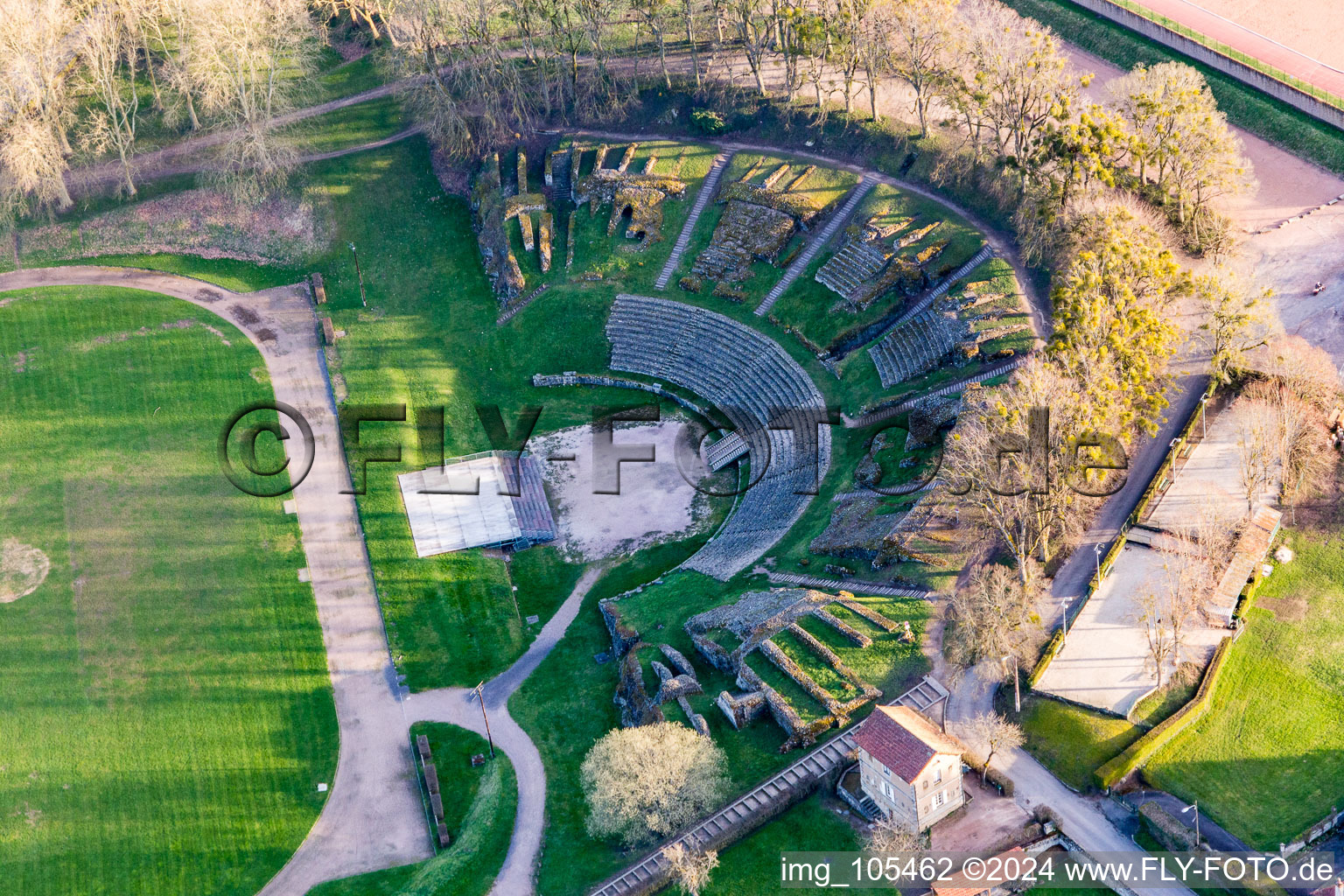 Geschichtliche Sehenswürdigkeit des Ensembles des römischen Amphitheater in Autun in Bourgogne-Franche-Comte im Bundesland Saône-et-Loire, Frankreich