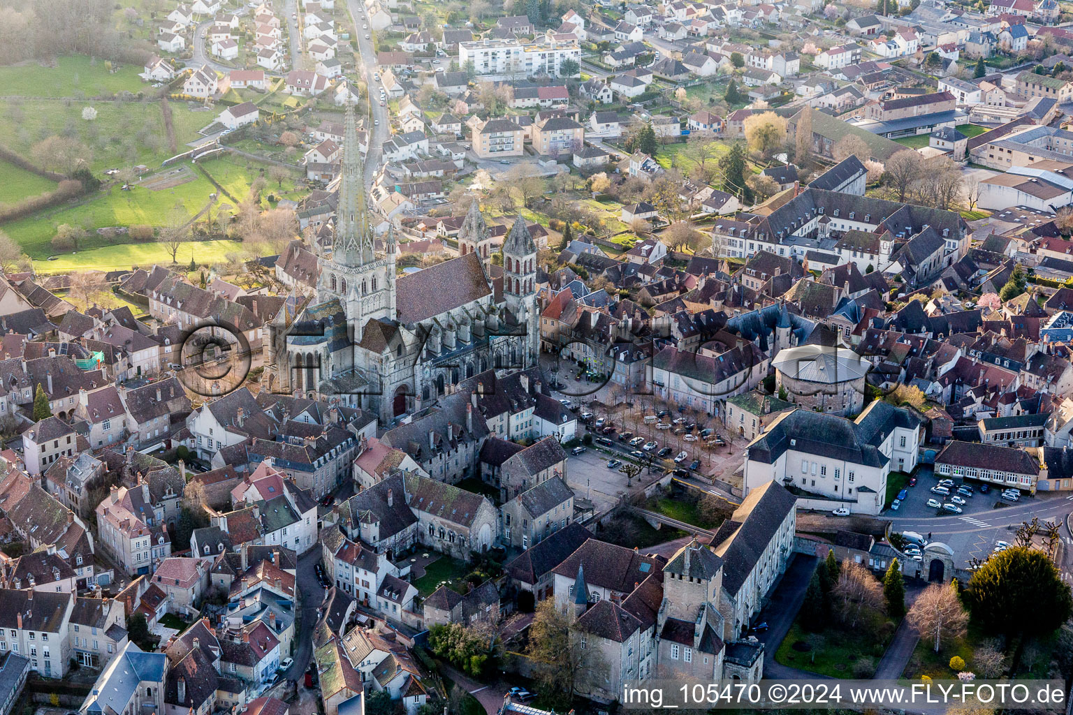 Luftbild von Kirchengebäude der mittelalterlichen Kathedrale Saint-Lazare in Autun in Bourgogne-Franche-Comte im Bundesland Saône-et-Loire, Frankreich