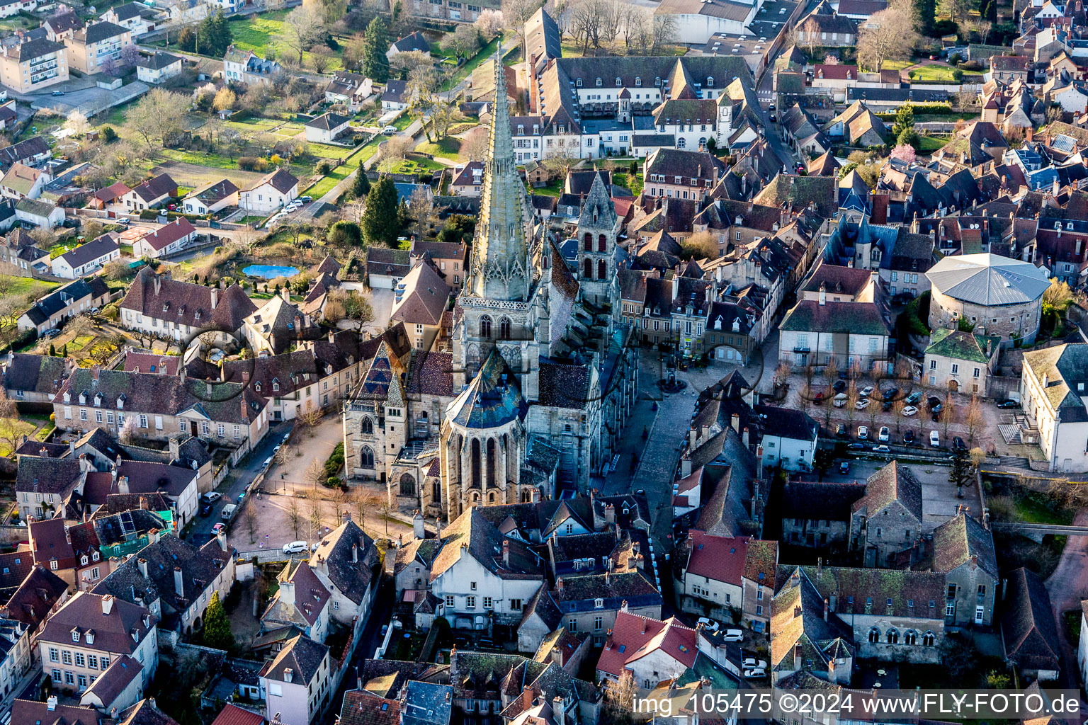 Luftaufnahme von Kirchengebäude der mittelalterlichen Kathedrale Saint-Lazare in Autun in Bourgogne-Franche-Comte im Bundesland Saône-et-Loire, Frankreich