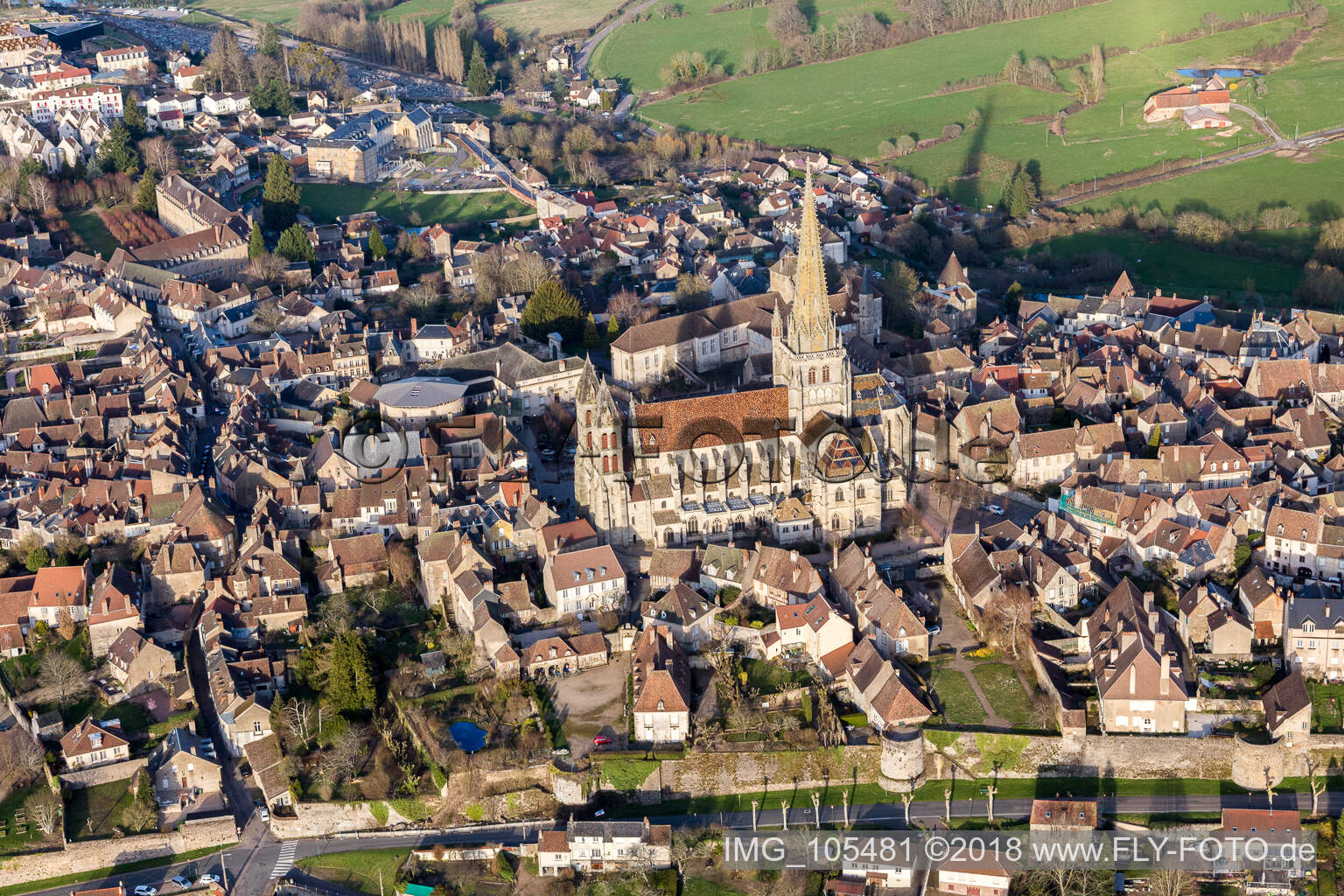 Schrägluftbild von Autun (Burgund) im Bundesland Saône-et-Loire, Frankreich