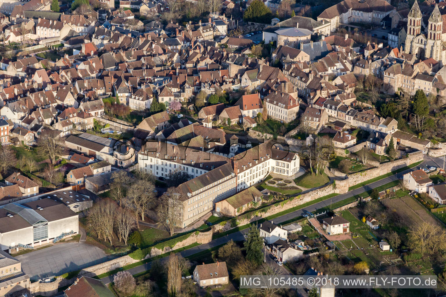 Autun (Burgund) im Bundesland Saône-et-Loire, Frankreich vom Flugzeug aus