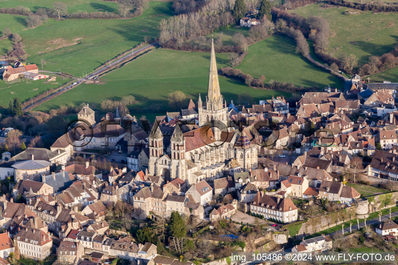 Schrägluftbild von Kirchengebäude der mittelalterlichen Kathedrale Saint-Lazare in Autun in Bourgogne-Franche-Comte im Bundesland Saône-et-Loire, Frankreich