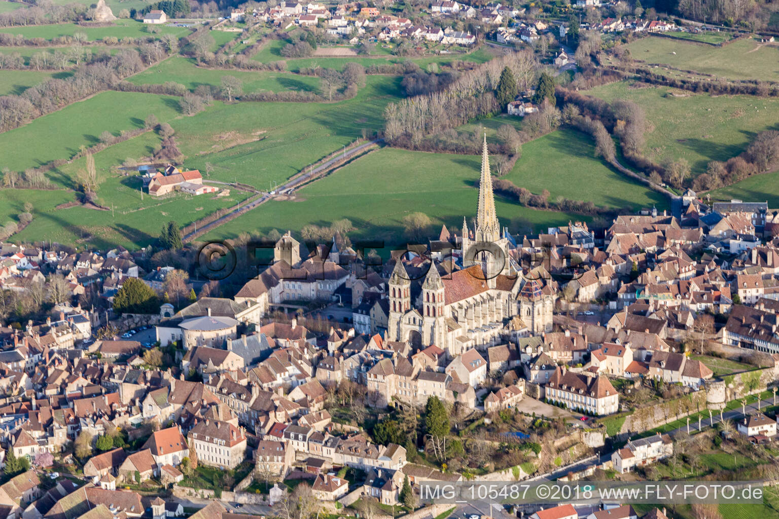 Autun (Burgund) im Bundesland Saône-et-Loire, Frankreich aus der Vogelperspektive