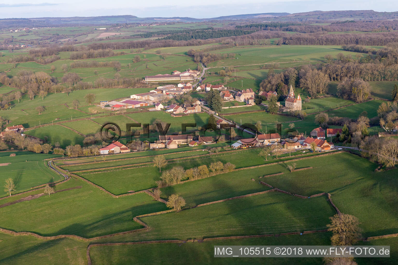 Luftaufnahme von Morlet , Château de Morlet im Burgund im Bundesland Saône-et-Loire, Frankreich