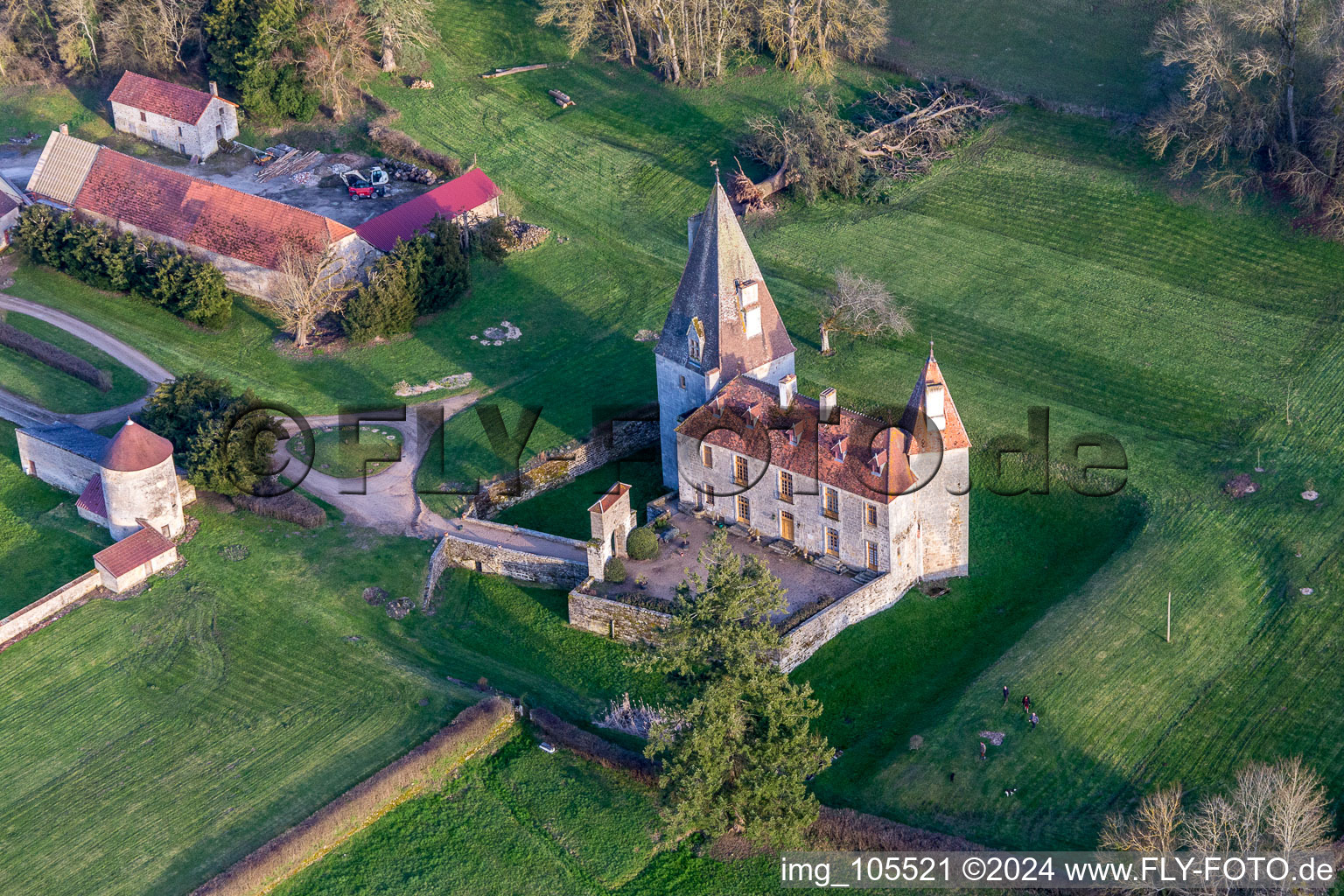 Schrägluftbild von Château de Morlet im Burgund im Bundesland Saône-et-Loire, Frankreich