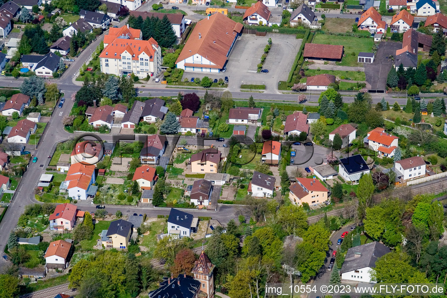 Schrägluftbild von Germersheimer Straße, Kandeler Straße in Jockgrim im Bundesland Rheinland-Pfalz, Deutschland