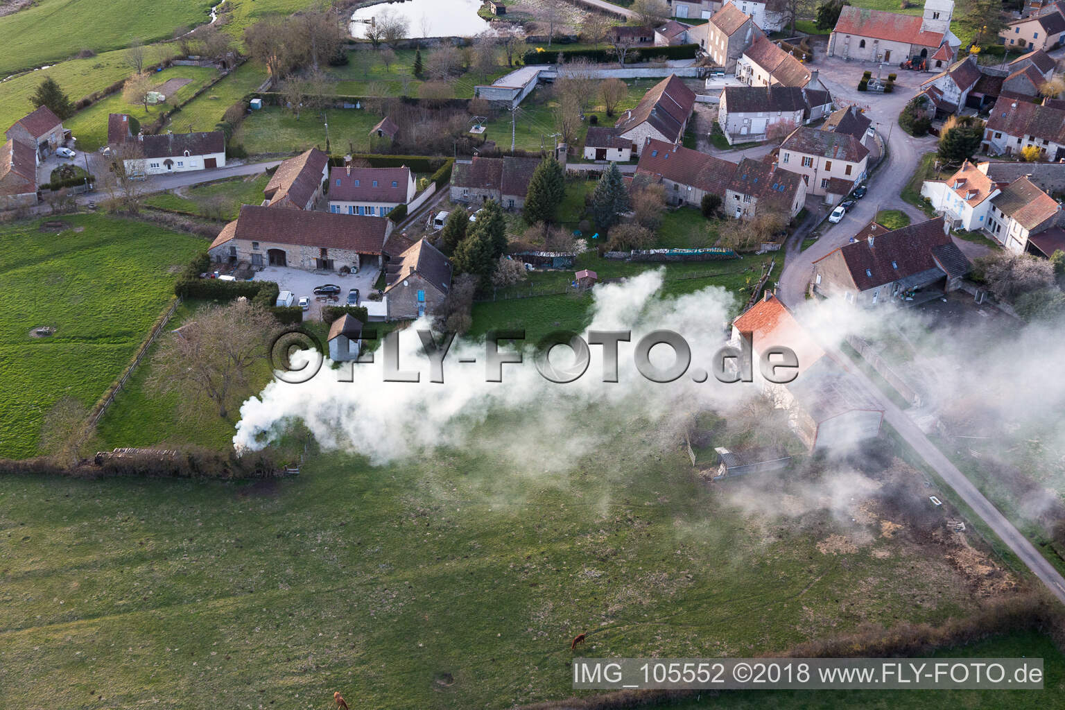Luftbild von Saisy (Burgund), Feuer im Bundesland Saône-et-Loire, Frankreich