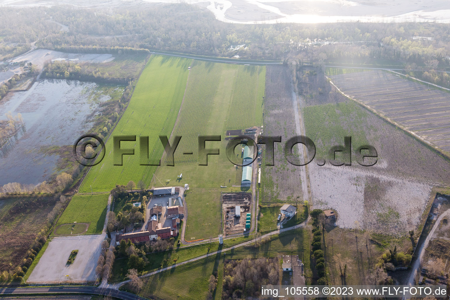 Luftaufnahme von Panellia di Sedegliano, Al Casale Flugplatz im Bundesland Friaul-Julisch Venetien, Italien