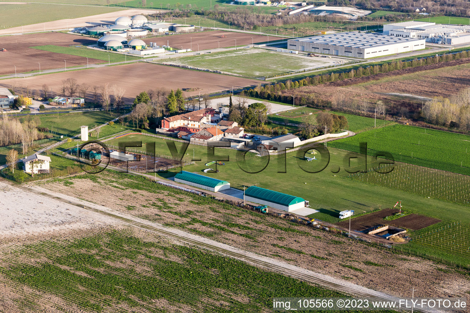 Schrägluftbild von Panellia di Sedegliano, Al Casale Flugplatz im Bundesland Friaul-Julisch Venetien, Italien