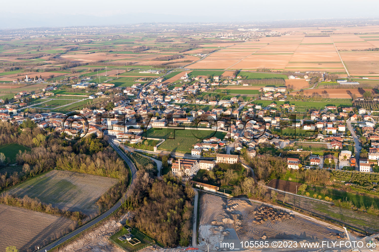 Luftbild von Bonzicco im Bundesland Friaul-Julisch Venetien, Italien