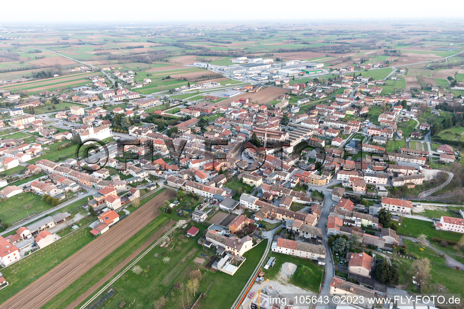 Carpacco im Bundesland Friaul-Julisch Venetien, Italien aus der Luft betrachtet