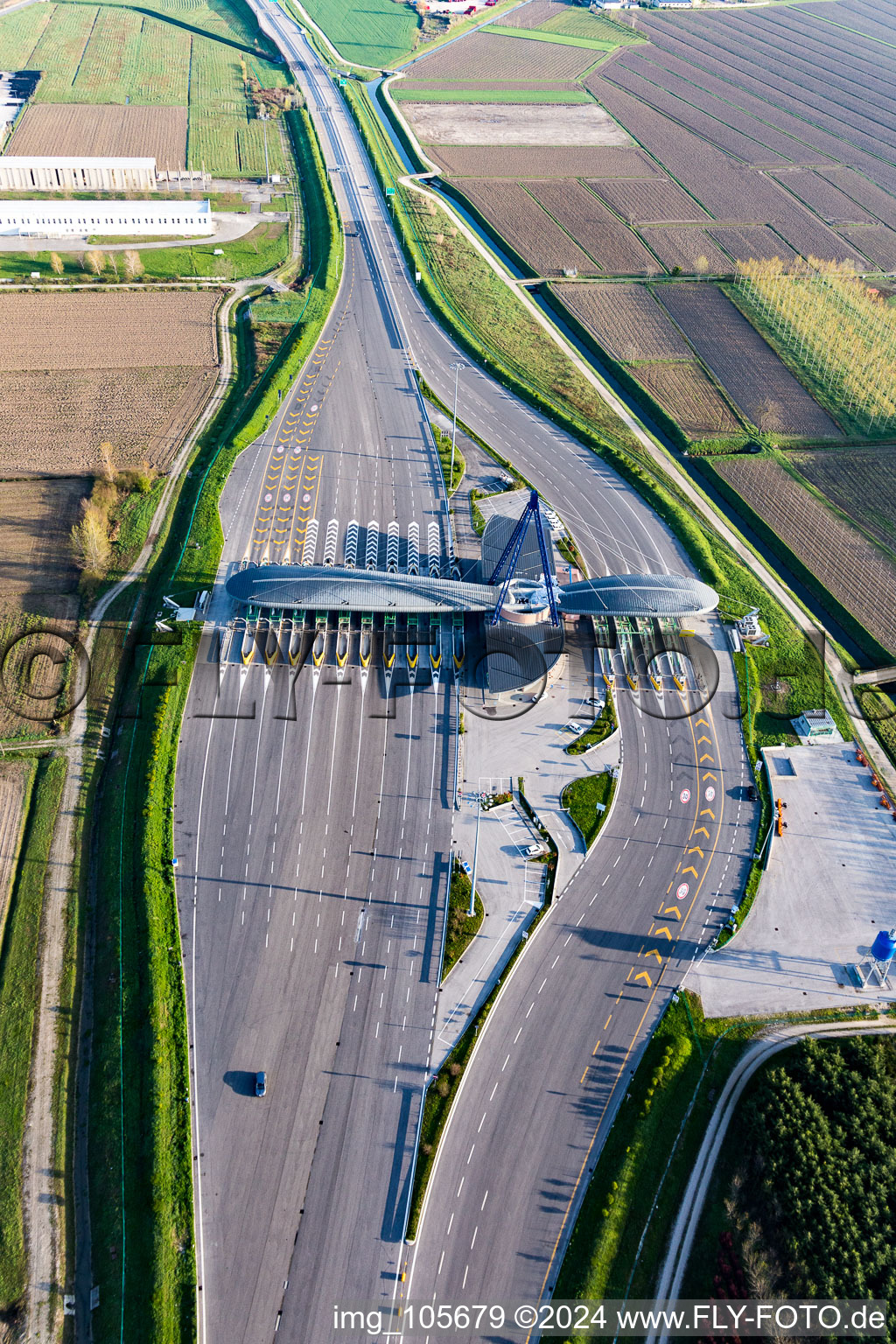 Luftbild von Autobahn- Mautstation und Zahlstelle der A4 (Punto Blu) in Ronchis in Friuli-Venezia Giulia im Bundesland Friaul-Julisch Venetien, Italien