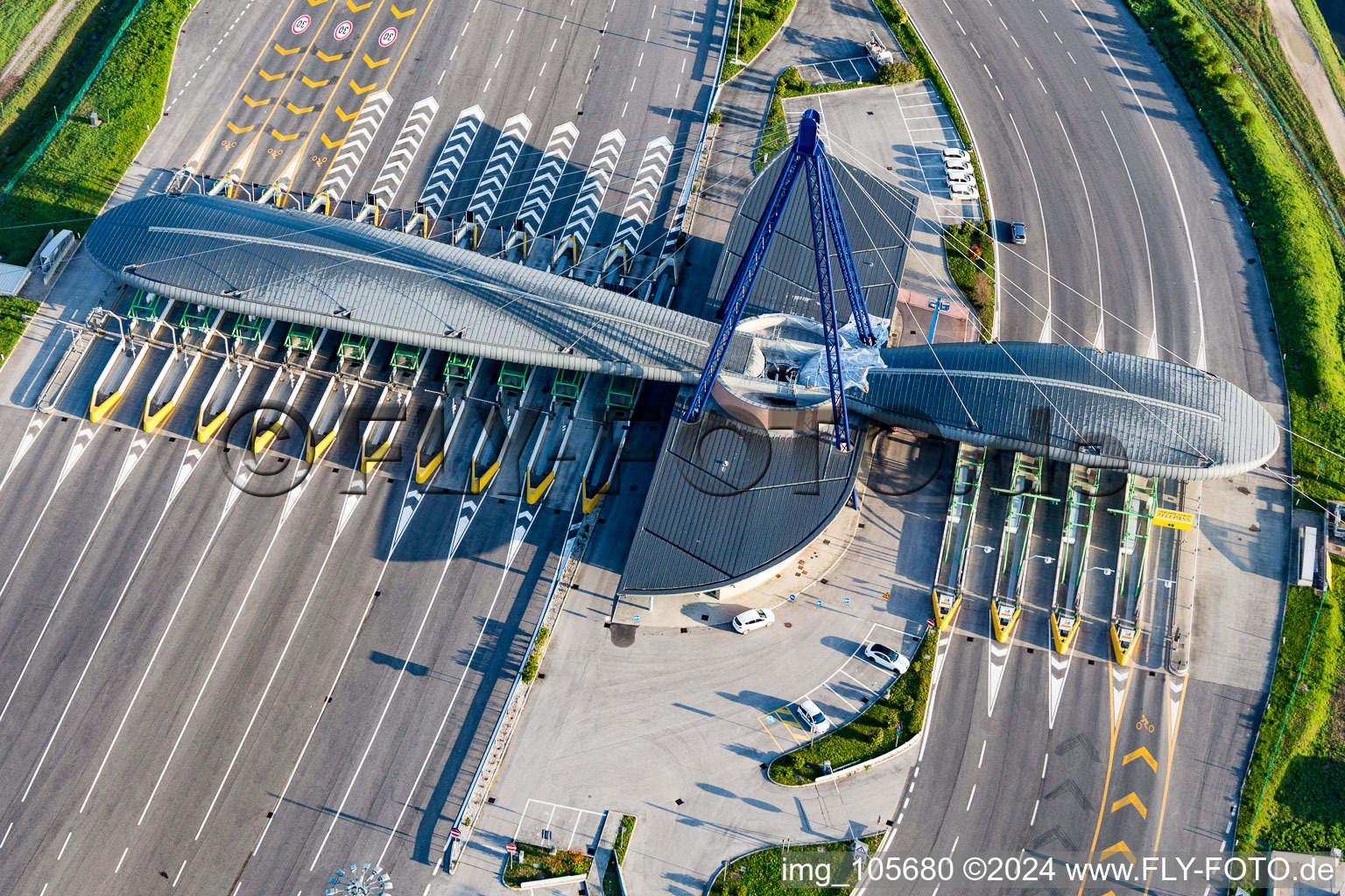 Luftaufnahme von Autobahn- Mautstation und Zahlstelle der A4 (Punto Blu) in Ronchis in Friuli-Venezia Giulia im Bundesland Udine, Italien