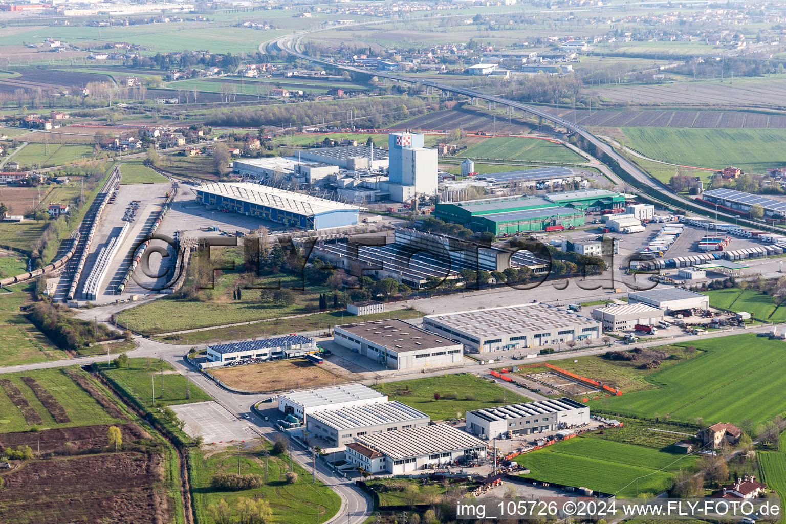 Technische Anlagen im Industriegebiet der Purina Nestlé in Summaga in Venetien in Portogruaro im Bundesland Metropolitanstadt Venedig, Italien