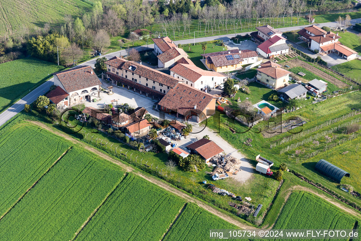 Luftaufnahme von Colle im Bundesland Friaul-Julisch Venetien, Italien